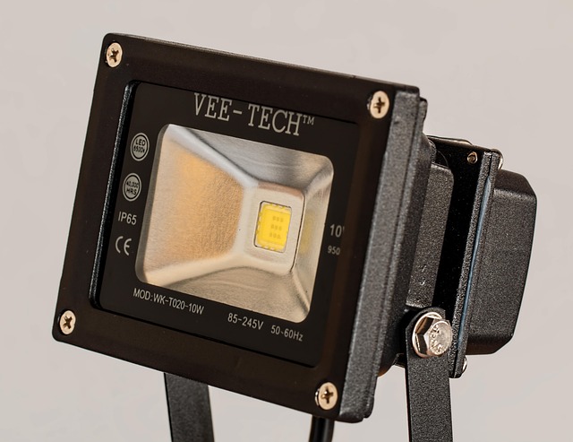LED reflektor ako viacúčelová pomôcka nielen pre rodinné domy